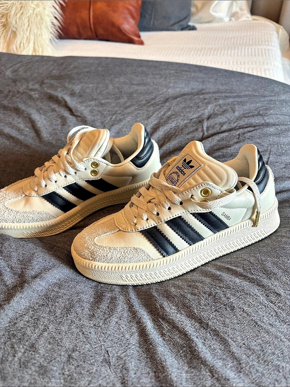 adidas Samba White & Black Sneakers size is 5 but run very big fits womens 6.5